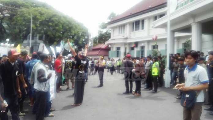 Pedagang merangsek masuk ke halaman Balai Kota Malang. (Muhammad Choirul)