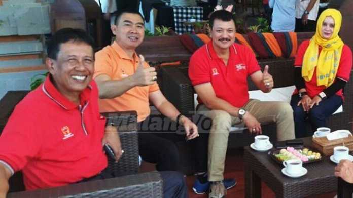 Ketua Umum KONI Kota Malang, Bambang DH Suyono, foto bersama Waki Kota, HM Anton, dan segenap pengurus. (Muhammad Choirul)