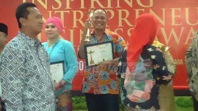 Hanan A Jalil menerima award SMESCO Inspiring Entrepreneur Business Award 2016 dari Menteri Koperasi dan UKM, Anak Agung Gede Ngurah (AAGN) Puspayoga, Kamis (8-12)..jpg