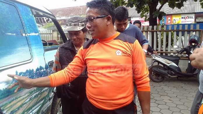 Ketua Sibat PMI Kabupaten Malang, Pujian Imam Teguh, usai evakuasi Risky. (deny)