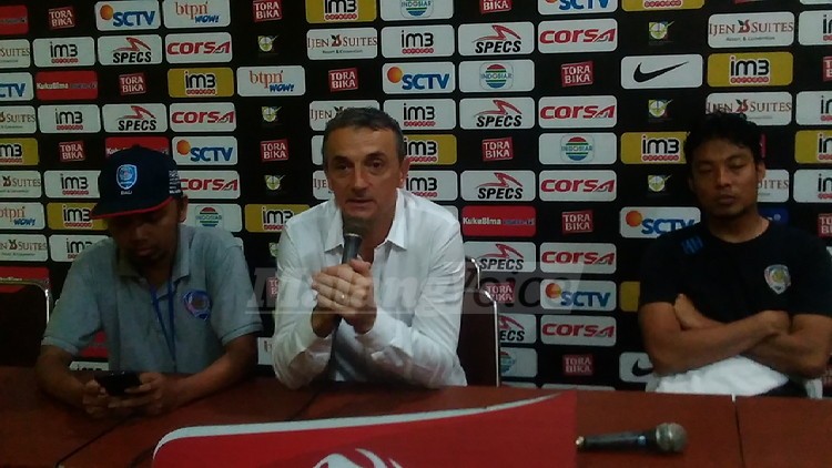 Milomir Seslija dan Hamka Hamzah saat konferensi pers. (Deny)