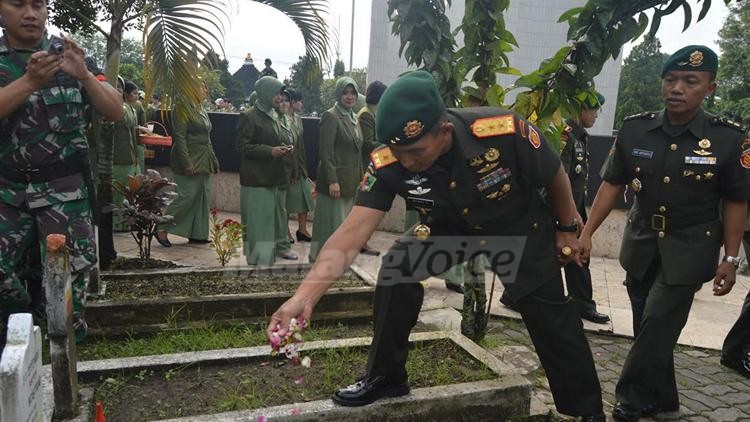 Peringati Hari Juang Kartika, Pangdivif 2 Pimpin Ziarah ke Taman Makam Pahlawan