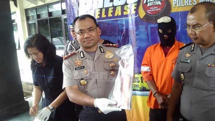 Kapolres Malang Kota, AKBP Decky Hendarsono, membawa pisau untuk menikam Imam. (deny)