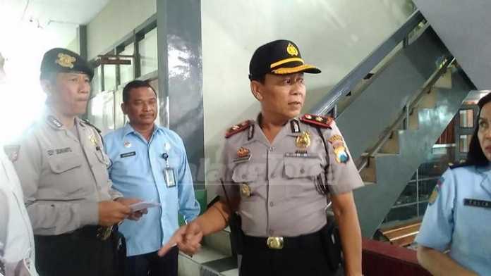 Kapolsek Blimbing Kompol Gatot Setiawan, usai memeriksa korbam gantung diri di Lapas Lowokwawu. (deny)