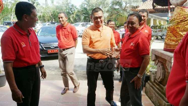 Kedatangan Wali Kota, HM Anton, disambut para pengurus KONI Kota Malang.