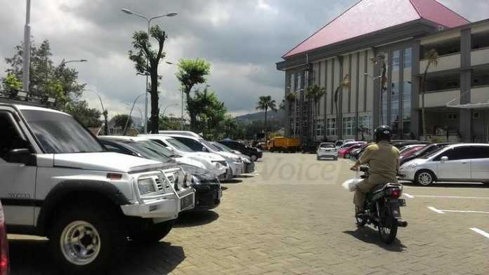 Kendaraan milik pegawai yang terparkir di Halaman Parkir Balai Kota Batu.(Miski)