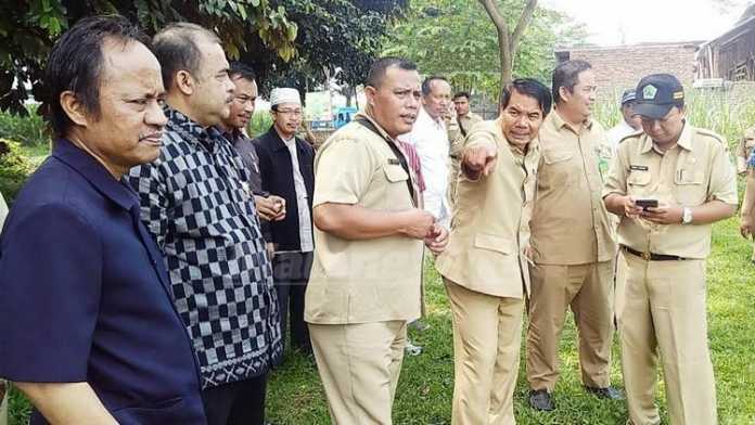 Kepala Bappeda Kota Malang, Wasto, bersama sejumlah anggota DPRD saat memantau lokasi Islamic Center beberapa waktu lalu. (Muhammad Choirul)