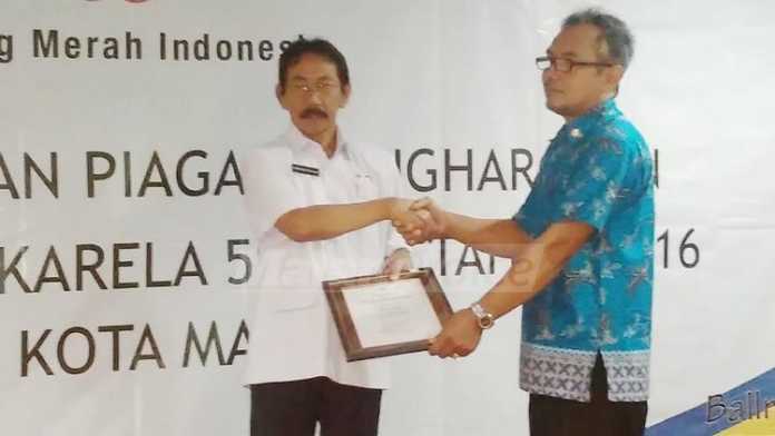 Ketua PMI Kota Malang, Bambang Priyo Utomo (kiri). (Muhammad Choirul)
