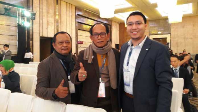 Ketua RW 23, Bambang Irianto (tengah), dan Soetopo Dewangga (kiri) bersama perwakikan dari Boston, Amerika Serikat. (Ist)