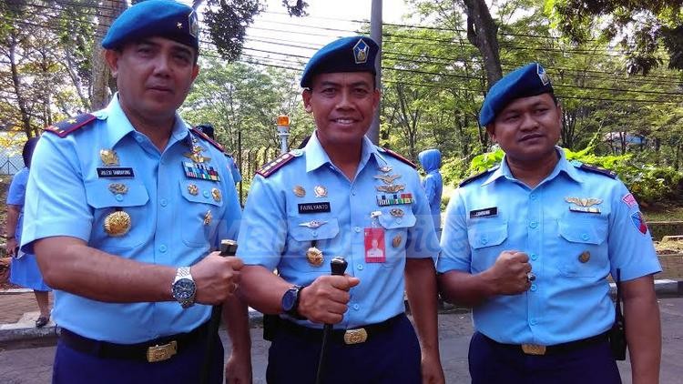 Marsma TNI Julexi Tambayong bersama Komandan Wing 2, Kolonel (Pnb) Fairlyanto dan Kapentak, Mayor (Sus) Hamdi Londong Allo (Tika)