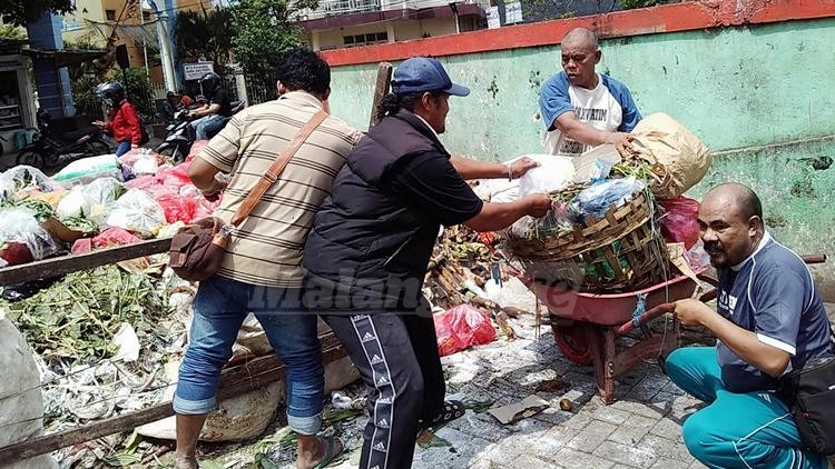 Para pedagang Pasar Merjosari secara mandiri megumpulkan sampah. (Muhammad Choirul)