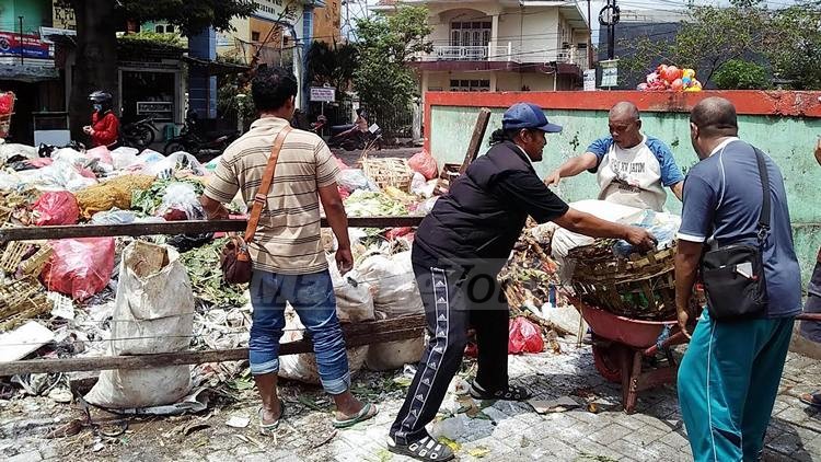 Para pedagang secara swadaya mengumpulkan sampah di satu titik Pasar Merjosari. (Muhammad Choirul)