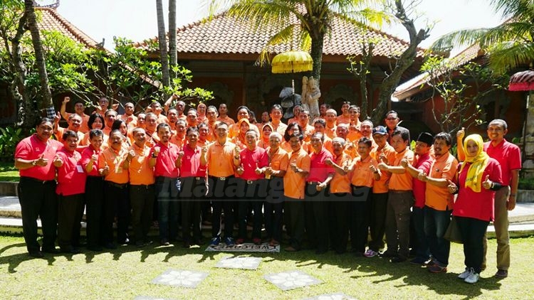 Para pengurus KONI Kota Malang berfoto bersama Wali Kota, HM Anton.