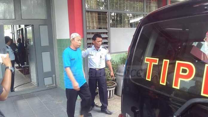 Para tersangka kasus proyek fiktif Dinas Pasar Kota Malang dibawa keluar Lapas Lowokwaru. (deny)