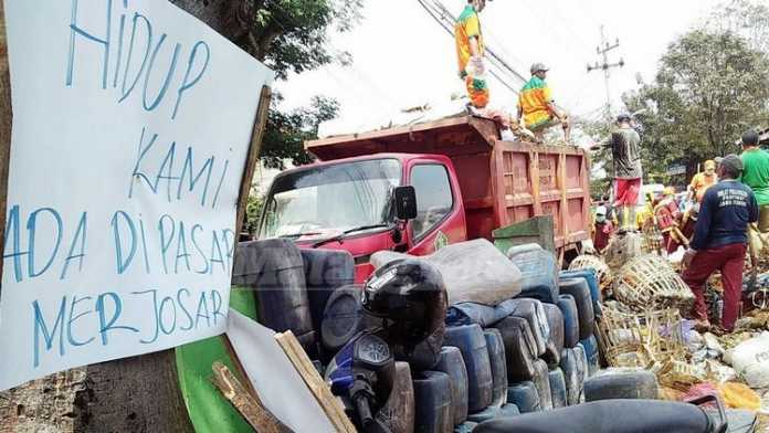 Pasukan kuning Dinas Pasar Kota Malang mengangkut sampah Pasar Merjosari. (Muhammad Choirul)