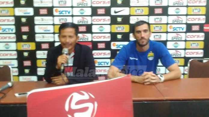 Pelatih Persib Bandung, Djadjang Nurjaman dan Vladimir Vujovic. (deny)