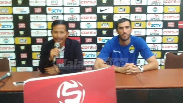 Pelatih Persib Bandung, Djadjang Nurjaman dan Vladimir Vujovic. (deny)