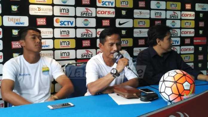 Pelatih Persib Bandung, Djadjang Nurjaman saat konferensi pers. (deny)