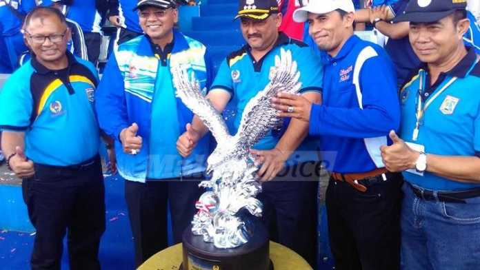 Penyerahan piala bergilir juara umum Porkab VI Kabupaten Malang, 2016 (Tika)