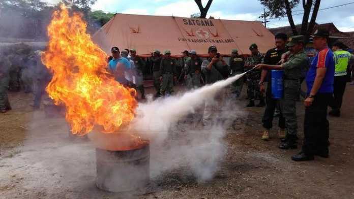 Persiapan simulasi kebakaran di Lapangan Desa Parangargo, Kecamatan Wagir (Tika)
