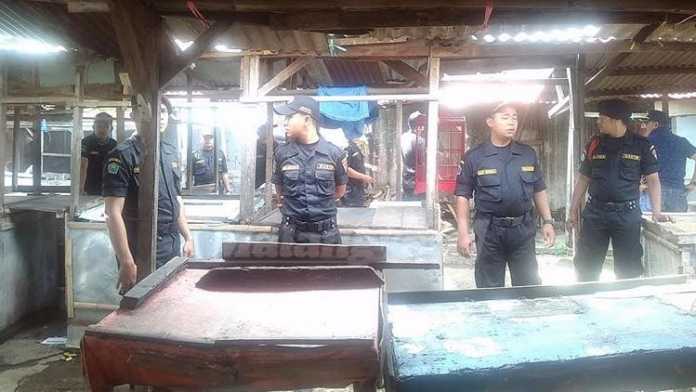 Petugas Wastib bersiap membongkar sejumlah lapak di Pasar Blimbing. (Muhammad Choirul)