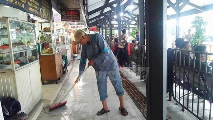 Petugas membersihkan sisa-sisa genangan air di Terminal Arjosari, Kota Malang. (Muhammad Choirul)