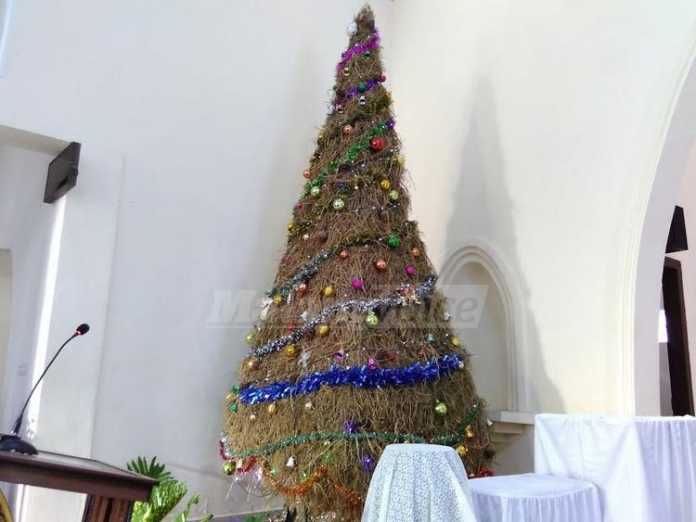 Unik Pohon  Natal  Empat Meter Ini Terbuat  dari  Jerami 