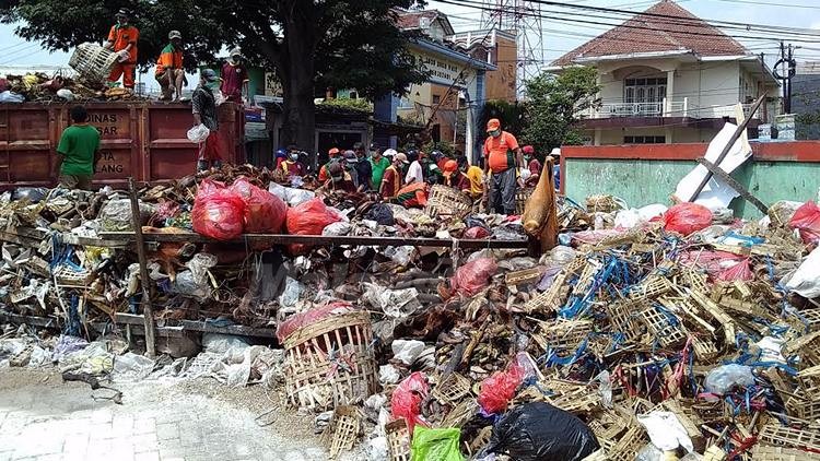 Proses pembersihan sampah Pasar Merjosari. (Muhammad Choirul)