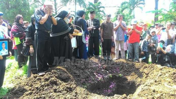 Prosesi pemakaman Peltu Suyata di TMP Suropati, Kota Malang, Senin (19/12).