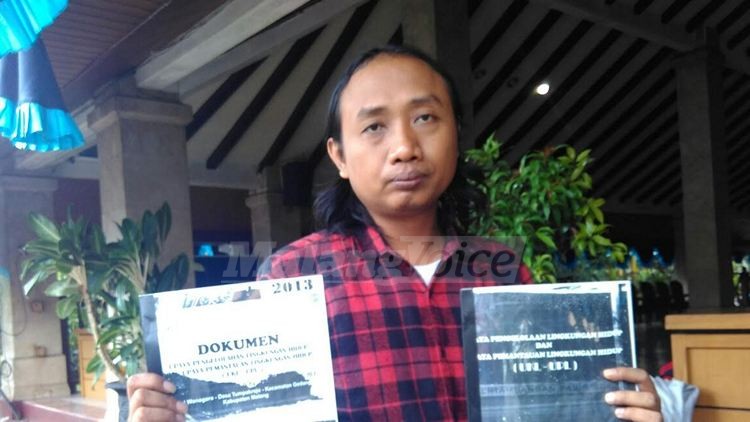 Rere Christanto menunjukkan dokumen yang diminta dari BLH Kabupaten Malang (Tika)