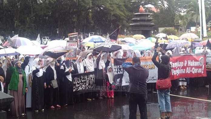 Ribuan massa memadati Bundaran Tugu depan Balai Kota Malang. (Muhammad Choirul)