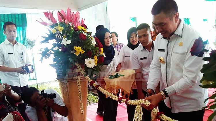 Wali Kota Malang, HM Anton, menggunting pita sebagai tanda peresmian Rusunawa Buring 2. (Muhammad Choirul)