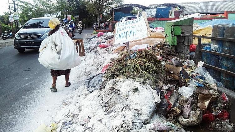 Sampah di Pasar Merjosari meluber hingga sepadan jalan. (Muhammad Choirul)