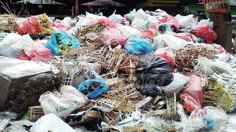 Sampah menumpuk di Pasar Merjosari. (Muhammad Choirul)