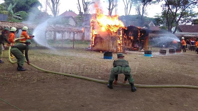 Simulasi kebakaran di Lapangan Desa Parangargo, Wagir (Tika)