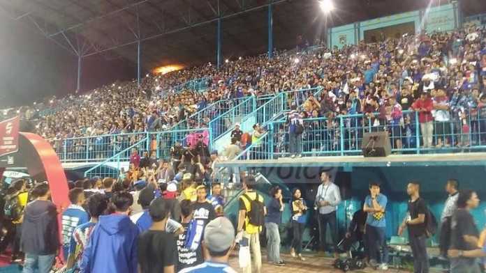 Stadion Kanjuruhan penuh sesak pada laga terakhir Arema Cronus melawan Persib Bandung. (deny)