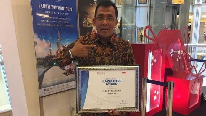 Kepala BKD Kota Batu, Achmad Suparto saat menerima penghargaan Regional Marketeers Award 2016.(istimewa)