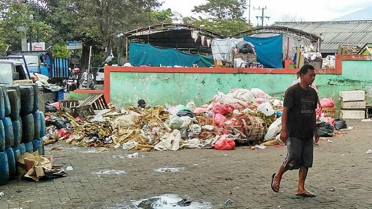 Tumpukan sampah di tempat pembuangan sampah Pasar Merjosari tidak diangkut petugas kebersihan. (Muhammad Choirul)