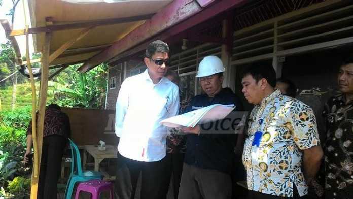 Wali Kota Batu, Eddy Rumpoko ketika survei pembangunan TPA Tlekung beberapa bulan lalu.(Miski)