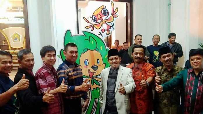 Wali Kota Malang, HM Anton, bersama stake holder terkait foto di samping Osi dan Ji. (Muhammad Choirul)