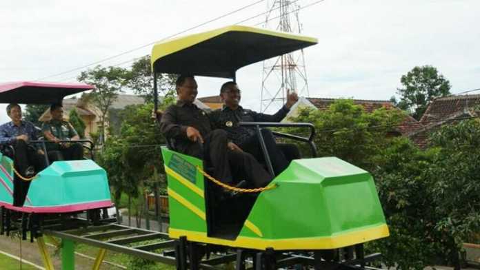 Wali Kota Malang, HM Anton, dan Ketua DPRD Kota Malang, Arief Wicaksono, menjajal sepeda udara di Taman Singha Merjosari.
