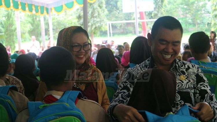 Wali Kota Malang, HM Anton, didampingi istrinya, Hj Dewi Farida Suryani, berkunjung di SMPN 10 Malang. (Ist)