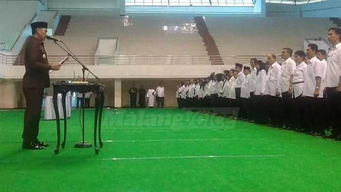Wali Kota Malang, HM Anton, memimpin upacara pengukuhan pejabat di GOR Ken Arok. (Muhammad Choirul)