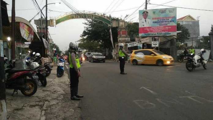 Petugas kepolisian ketika mengatur arus lalu lintas.(istimewa)
