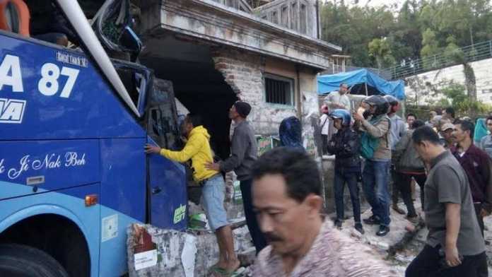 Bus pariwisata Pandawa menabrak rumah warga. Satu orang tewas dan luka-luka.(istimewa)