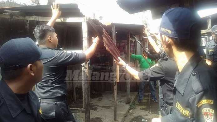 Petugas Pengawasan dan Penertiban (Wastib) Dinas Pasar Kota Malang membongkar sejumlah lapak di Pasar Blimbing. (Muhammad Choirul)