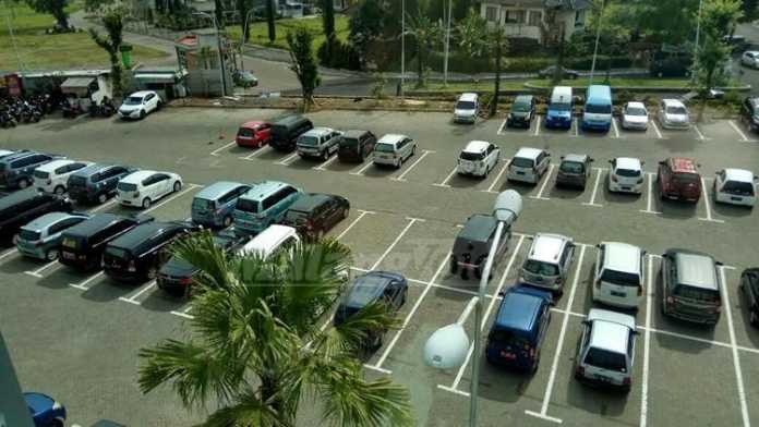 Kendaraan milik pegawai yang terparkir di Halaman Parkir Balai Kota Batu.