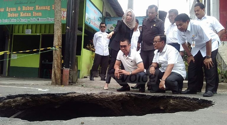 Wali Kota Malang, HM Anton, memantau lubang misterius di Jalan Terusan Bondowoso beberapa waktu lalu. (Muhammad Choirul)