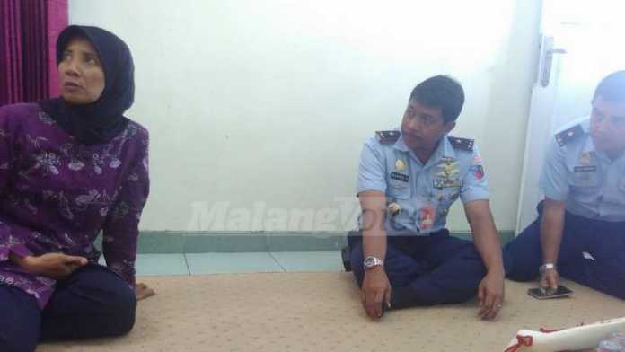 Komandan Lanud Abdulrahman Saleh, Marsma TNI Djoko Senoputro saat di rumah Peltu Suyata (Tika)