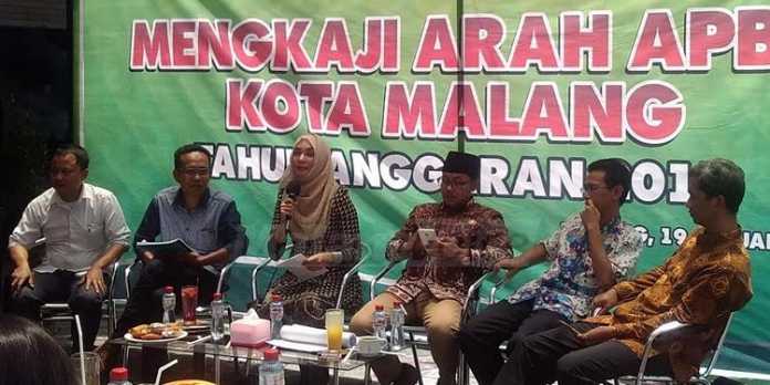 Anggota Komisi B DPRD Kota Malang, Ya'qud Ananda Gudban, menjadi pembicara di Kopilogi. (Muhammad Choirul)